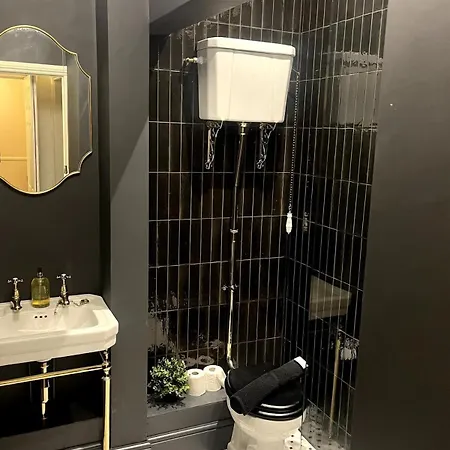 1 Bed Period Clifton Balcony Flat With Private Off Road Parking דירה