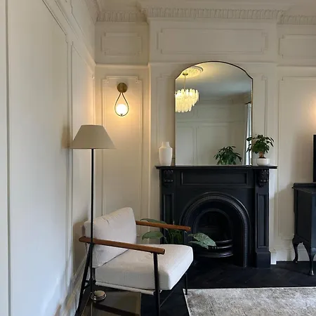 1 Bed Period Clifton Balcony Flat With Private Off Road Parking דירה *