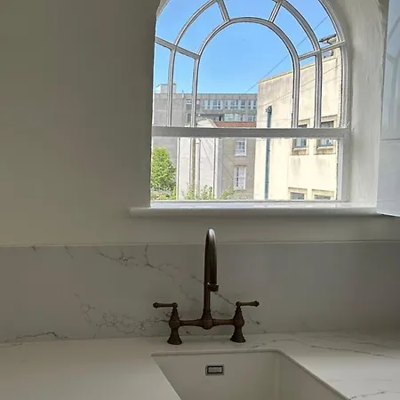 1 Bed Period Clifton Balcony Flat With Private Off Road Parking Apartman *