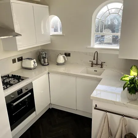 1 Bed Period Clifton Balcony Flat With Private Off Road Parking *