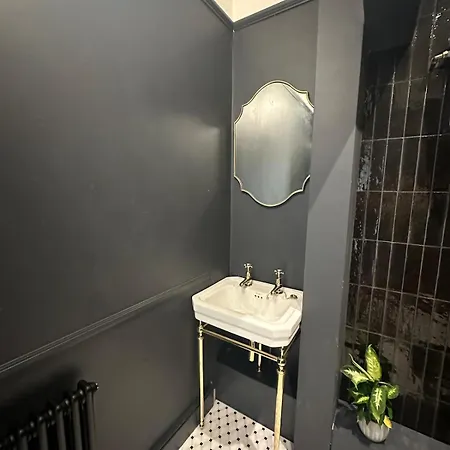 1 Bed Period Clifton Balcony Flat With Private Off Road Parking *
