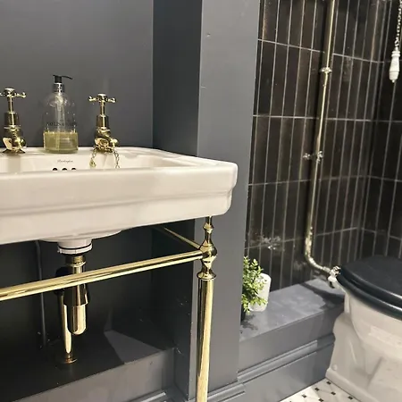 شقة 1 Bed Period Clifton Balcony Flat With Private Off Road Parking *